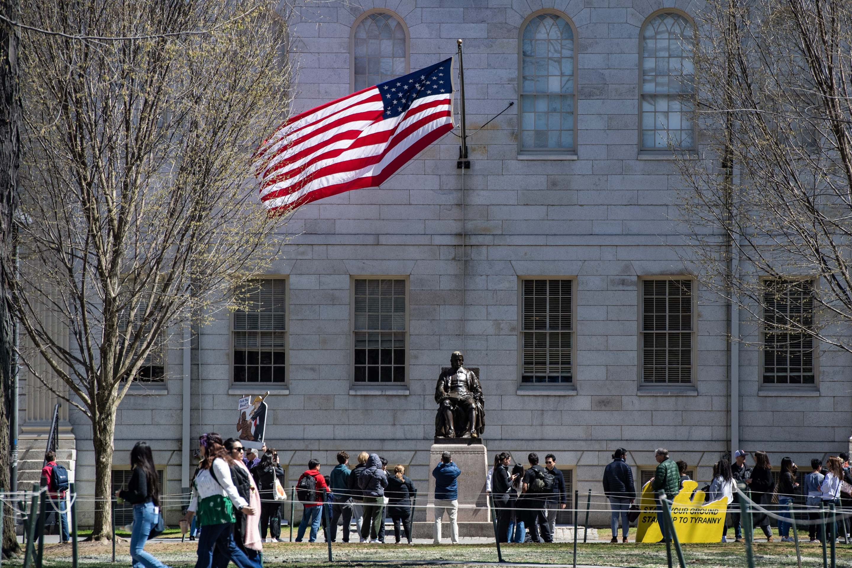 Trump ameaça banir estrangeiros da Universidade de Harvard Trump ameaça banir estrangeiros da Universidade de Harvard