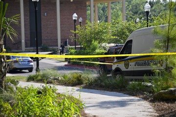 Policiais isolam o local do tiroteio em massa, no càmpus da Universidade Estadual da Flórida, em Tallahassee -  (crédito: Miguel J. Rodriguez Carrillo/Getty Images/AFP)
