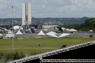 Preparativos para 65 anos de Brasília na Esplanada  -  (crédito:  Carlos Vieira/CB/DA Press)