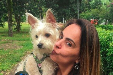 A jornalista Jane Rocha com o cachorro resgatado Tomate. Ela comemora a criação dos programas -  (crédito: Arquivo pessoal)