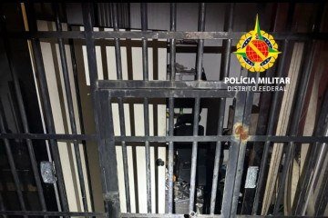 No local, os agentes da PMDF constataram barulhos no telhado e, com apoio de um morador, visualizaram um indivíduo caminhando sobre a estrutura. - (crédito: Divulgação/PMDF) No local, os agentes da PMDF constataram barulhos no telhado e, com apoio de um morador, visualizaram um indivíduo caminhando sobre a estrutura. - (crédito: Divulgação/PMDF)