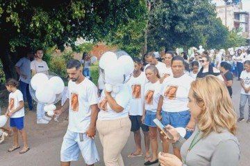 Pais de Sarah Raíssa comprecem a caminhada para homenagear a filhar que faleceu após 'desafio do desorante'.  -  (crédito: Material cedido ao Correio)