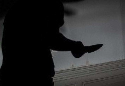 Mulher foi flagrada pela polícia com duas facas na mão dentro de casa, em Lagoa Santa -  (crédito: PIXABAY)