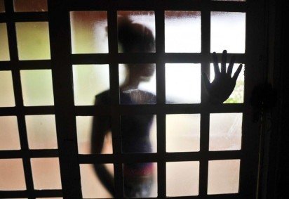 Fotografia para ilustrar matéria sobre violência infantil, na foto uma criança é vista em silhueta através de uma porta.     -  (crédito:  Marcelo Casal/Agência Brasil)