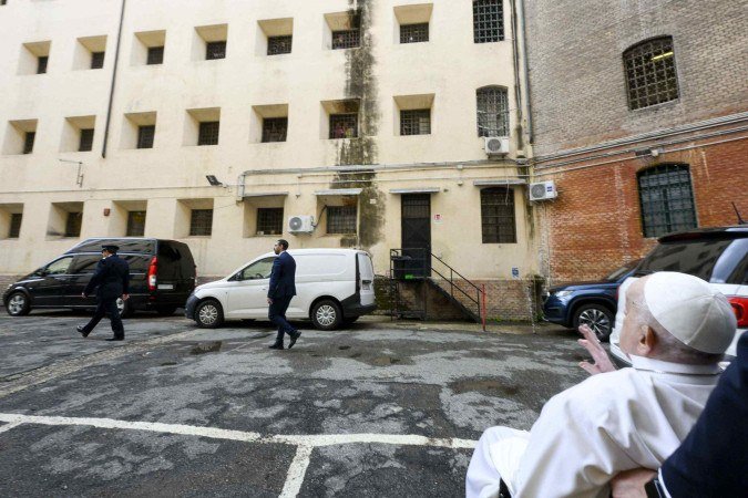 Papa acena para detentos, do estacionamento da penitenciária 