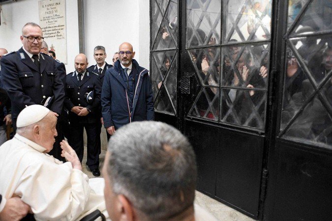 Francisco conversa com presos, por trás de uma vidraça, no Regina Coeli - (crédito: Imprensa do Vaticano/AFP) Francisco conversa com presos, por trás de uma vidraça, no Regina Coeli - (crédito: Imprensa do Vaticano/AFP)