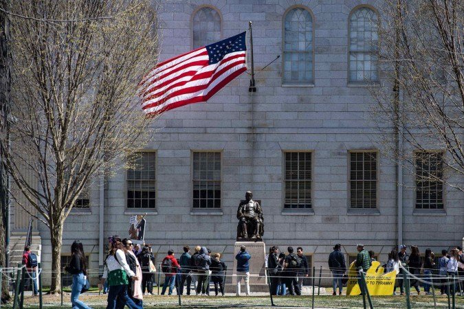 Manifestantes protestam contra os ataques de Trump à universidade, diante de estátua de John Harvard, no câmpus de Cambridge (Massachusetts) - (crédito: Joseph Prezioso/AFP) Manifestantes protestam contra os ataques de Trump à universidade, diante de estátua de John Harvard, no câmpus de Cambridge (Massachusetts) - (crédito: Joseph Prezioso/AFP)