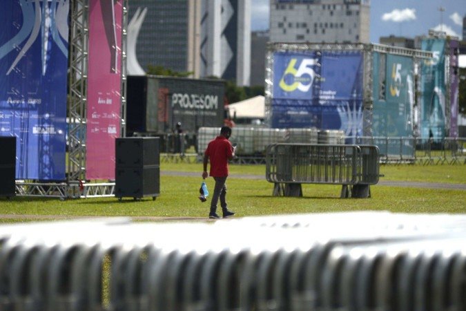  Estruturas montadas na região central da cidade para as festividades que irão celebrar os 65 anos da capital