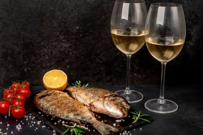 A combinação de peixe com vinho torna o almoço da Sexta-Feira Santa especial (Imagem: aleksandr talancev | Shutterstock) - (crédito: EdiCase) A combinação de peixe com vinho torna o almoço da Sexta-Feira Santa especial (Imagem: aleksandr talancev | Shutterstock) - (crédito: EdiCase)