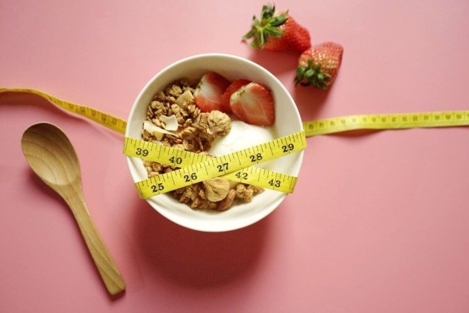 A alimentação pode ajudar a combater a gordura abdominal (Imagem: Boontoom Sae-Kor | Shutterstock) - (crédito: EdiCase) A alimentação pode ajudar a combater a gordura abdominal (Imagem: Boontoom Sae-Kor | Shutterstock) - (crédito: EdiCase)