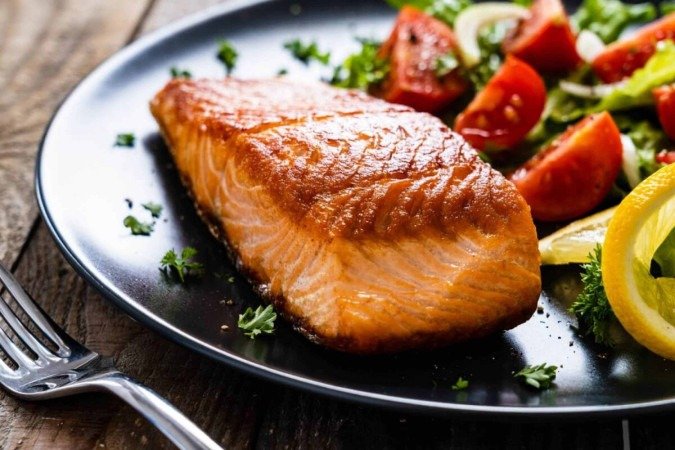 Salmão grelhado ao vinho branco (Imagem: Jacek Chabraszewski | Shutterstock) - (crédito: EdiCase) Salmão grelhado ao vinho branco (Imagem: Jacek Chabraszewski | Shutterstock) - (crédito: EdiCase)