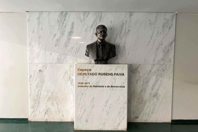 Visitantes tem a oportunidade de ver o busto do Deputado Rubens Paiva. 