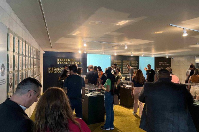 Visitantes aproveitam feriado para visitar o Palácio do Congresso Nacional.