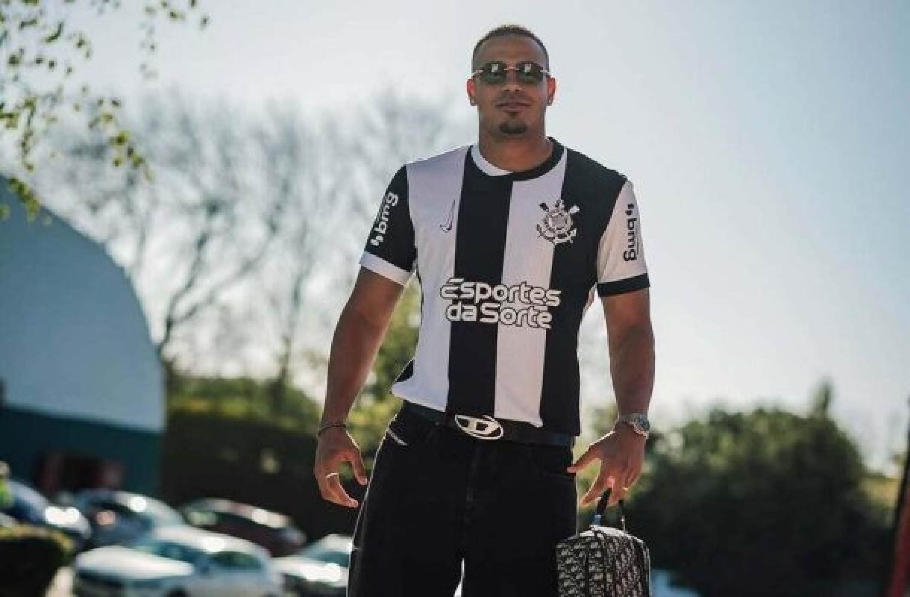 Zagueiro da Premier League vai ao treino com camisa do Corinthians