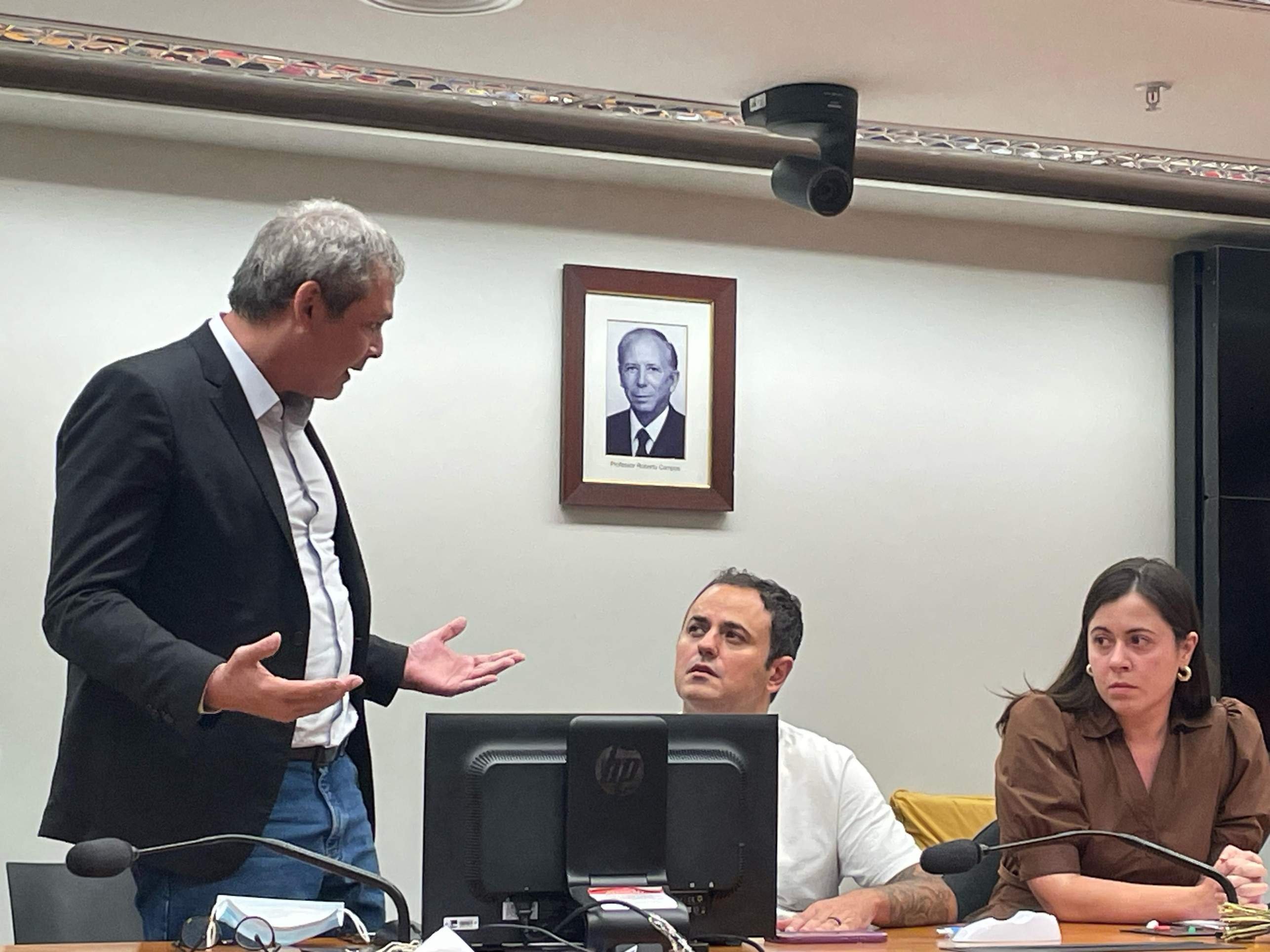 Glauber Braga aceita acordo e põe fim à greve de fome