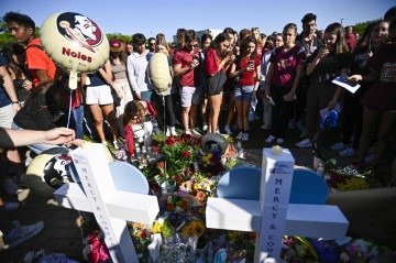 Moradores de Tallahassee e membros da comunidade acadêmica da Universidade Estadual da Flórida homenageiam mortos no atentado de 17/4  -  (crédito: Miguel J; Rodriguez/Getty Images/AFP)