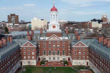 'Harvard é uma zombaria, ensina ódio e estupidez e não deveria mais receber financiamento federal', postou Trump -  (crédito: Getty Images)
