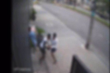 Nas imagens, a mulher, cuja identidade não foi revelada, é empurrada contra um vaso de plantas por um dos menores, enquanto o outro leva o celular. -  (crédito: Reprodução/X)