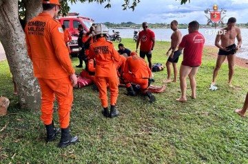 Equipe dos bombeiros reanimou o adolescente -  (crédito: CBMDF)