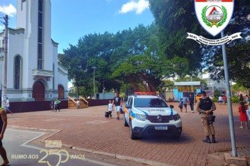 Homem é preso por arremessar pedras em sacristia de igreja e tentar fugir durante procissão em Itaúna   -  (crédito: PMMG/Divulgação)