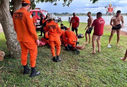 Equipe dos bombeiros reanimou o adolescente -  (crédito: CBMDF)