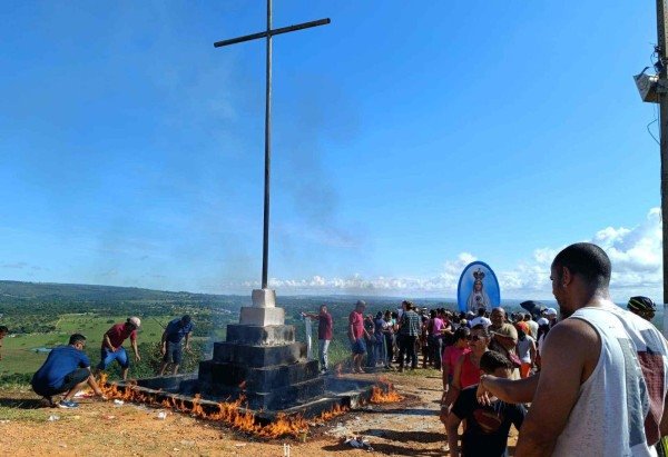 Fiéis de reúnem no topo do Morro da Capelinha nesta Sexta-Feira Santa. -  (crédito: Ana Carolina Alves)