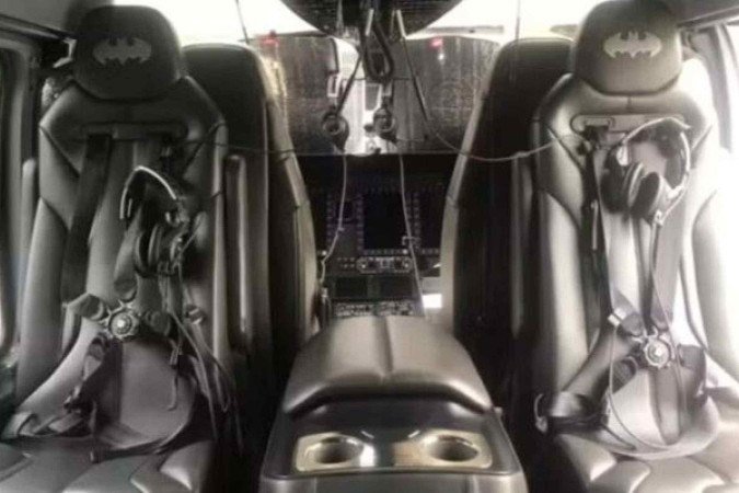 Banco de couro com símbolo do Batman nó helicóptero de Neymar - (crédito: Reprodução/Twitter ) Banco de couro com símbolo do Batman nó helicóptero de Neymar - (crédito: Reprodução/Twitter )