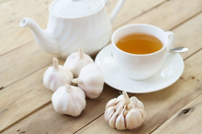 Chá de alho e mel (Imagem: iNeeKan | Shutterstock) - (crédito: EdiCase) Chá de alho e mel (Imagem: iNeeKan | Shutterstock) - (crédito: EdiCase)