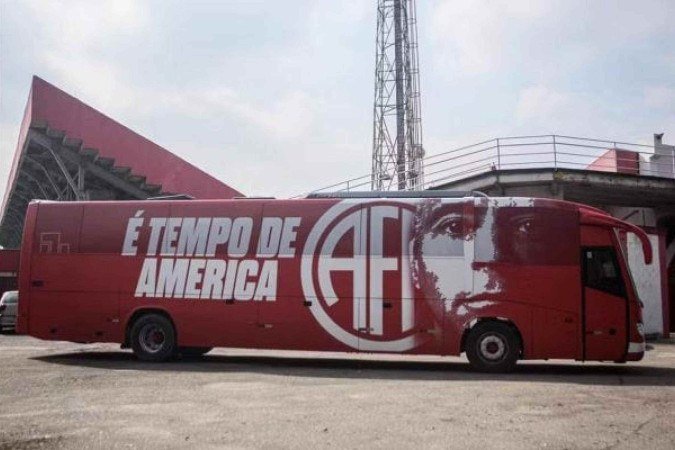 America lança ônibus com imagem de Romário - (crédito: Foto: João Carlos Gomes / America) America lança ônibus com imagem de Romário - (crédito: Foto: João Carlos Gomes / America)