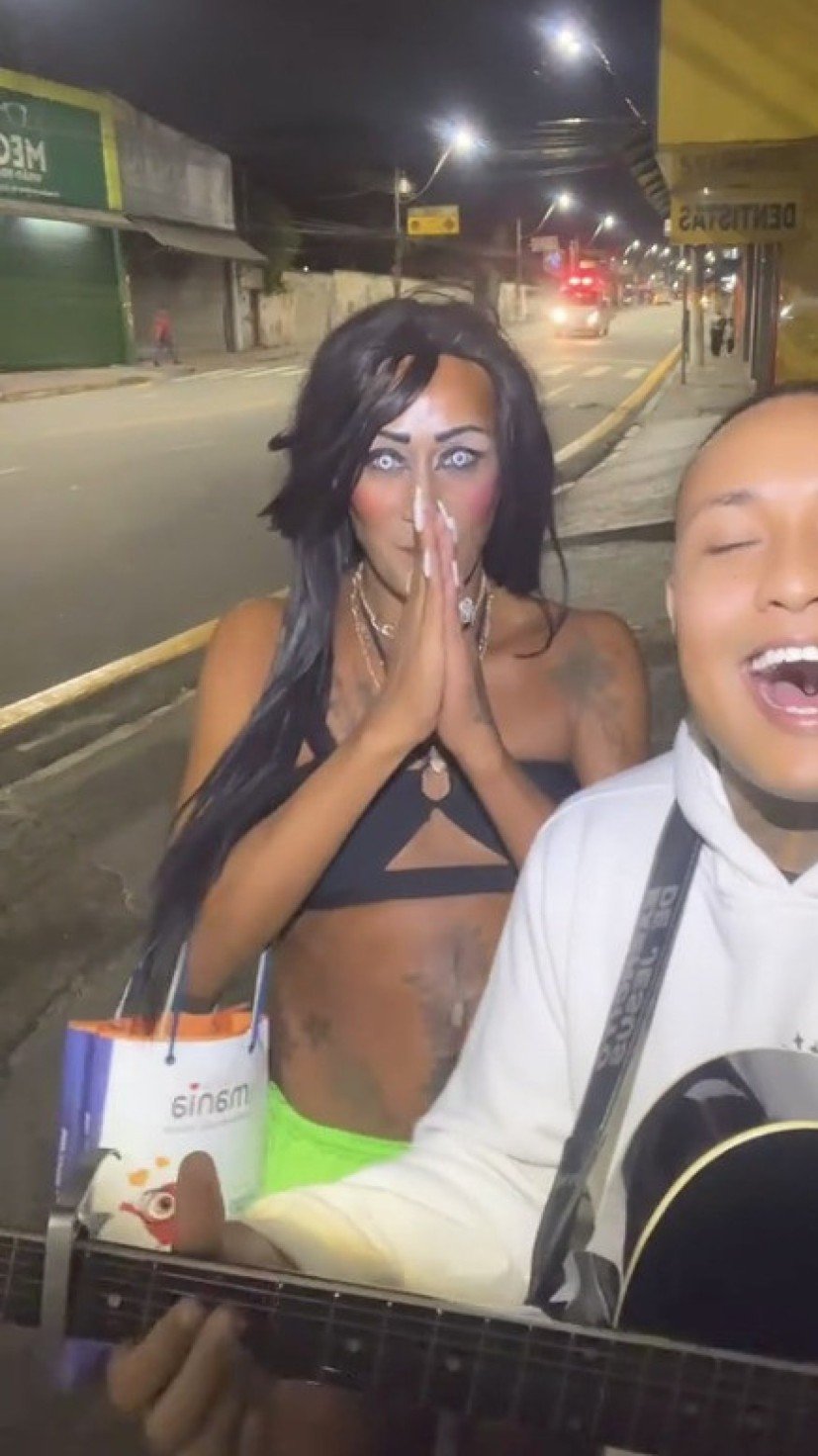 Ela conquistou público com a simpatia — e com um par de olhos azuis penetrantes. A live viralizou, e a agora influencer ganhou as graças na internet. -  (crédito: Reprodução/TikTok)