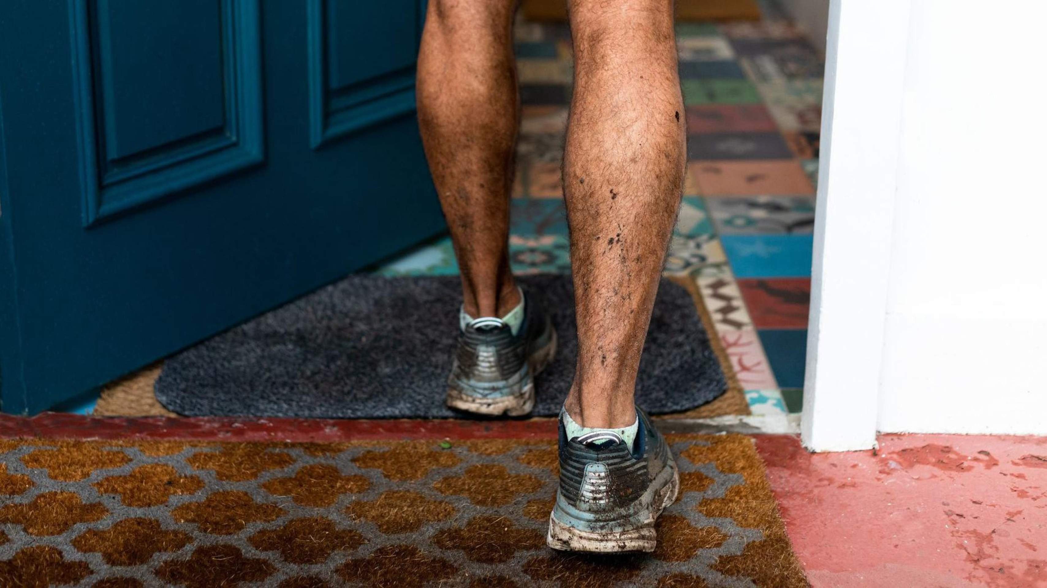 Dentro de casa, você pode andar descalço ou com sapatos específicos para uso interno -  (crédito: Getty Images)