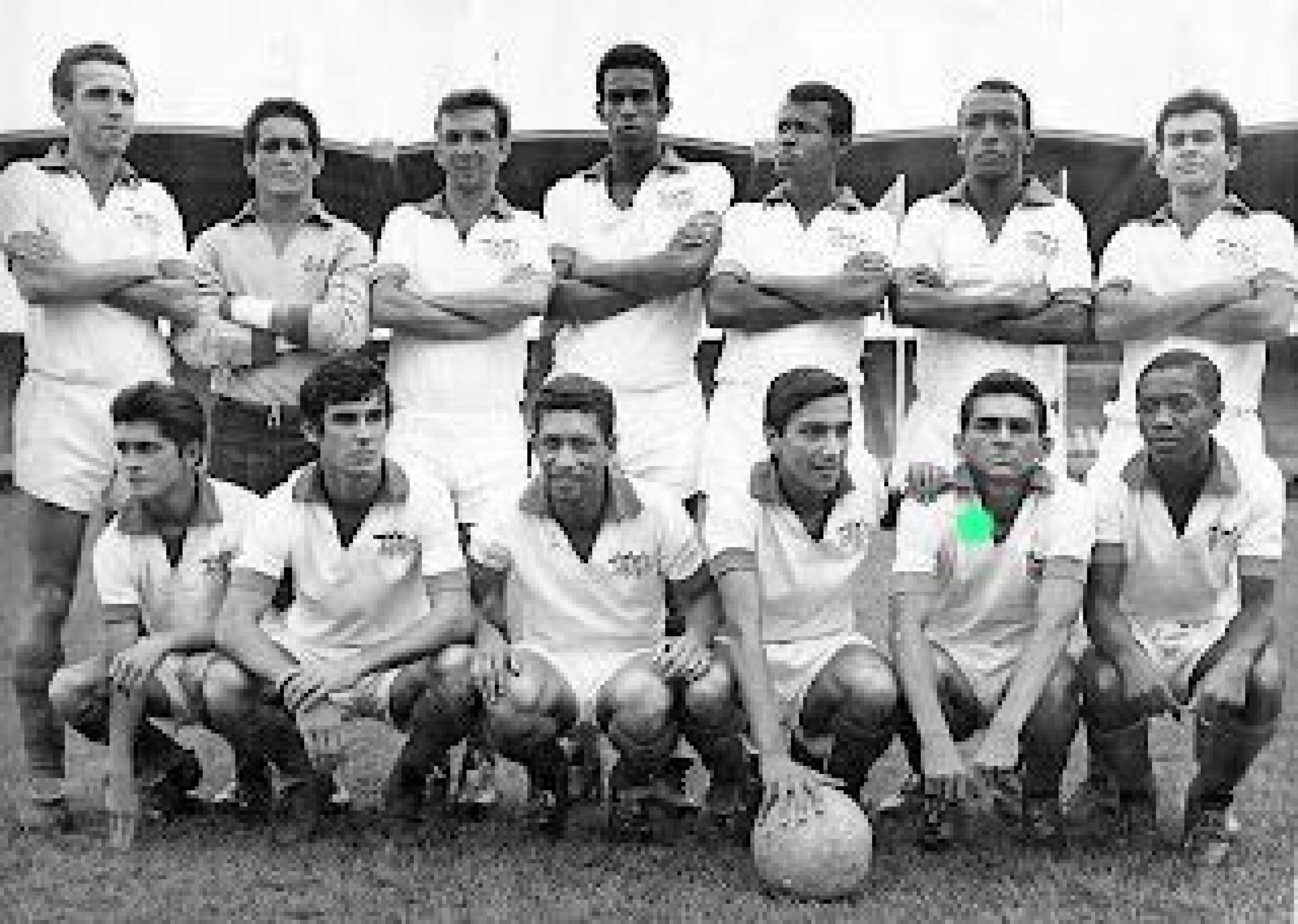 Par&aacute;, quinto agachado da esquerda para a direita em uma das forma&ccedil;&otilde;es hist&oacute;ricas do Defel&ecirc; nos anos 1960