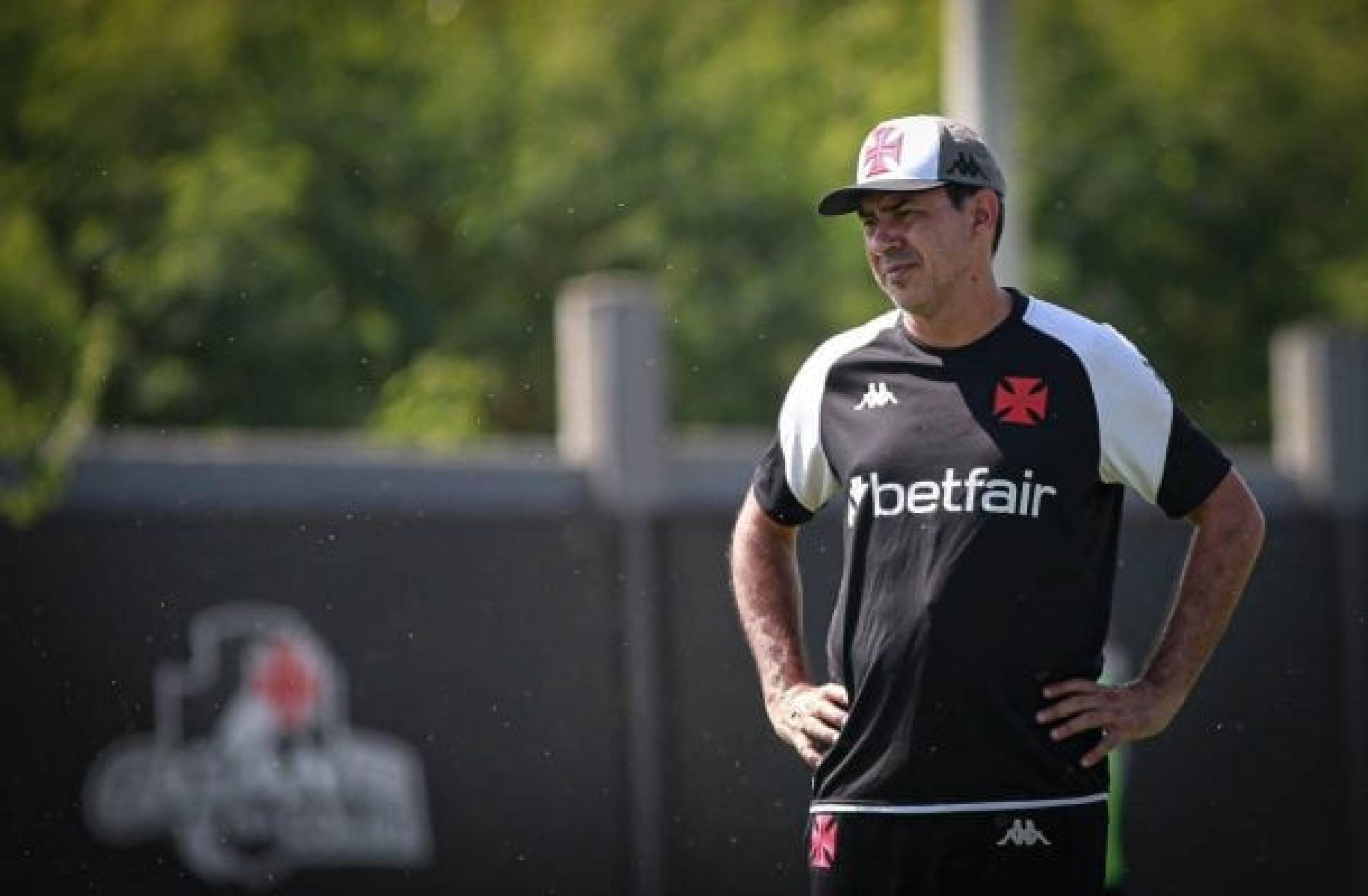 Carille tem dúvidas e possível desfalque no Vasco para clássico com o Flamengo