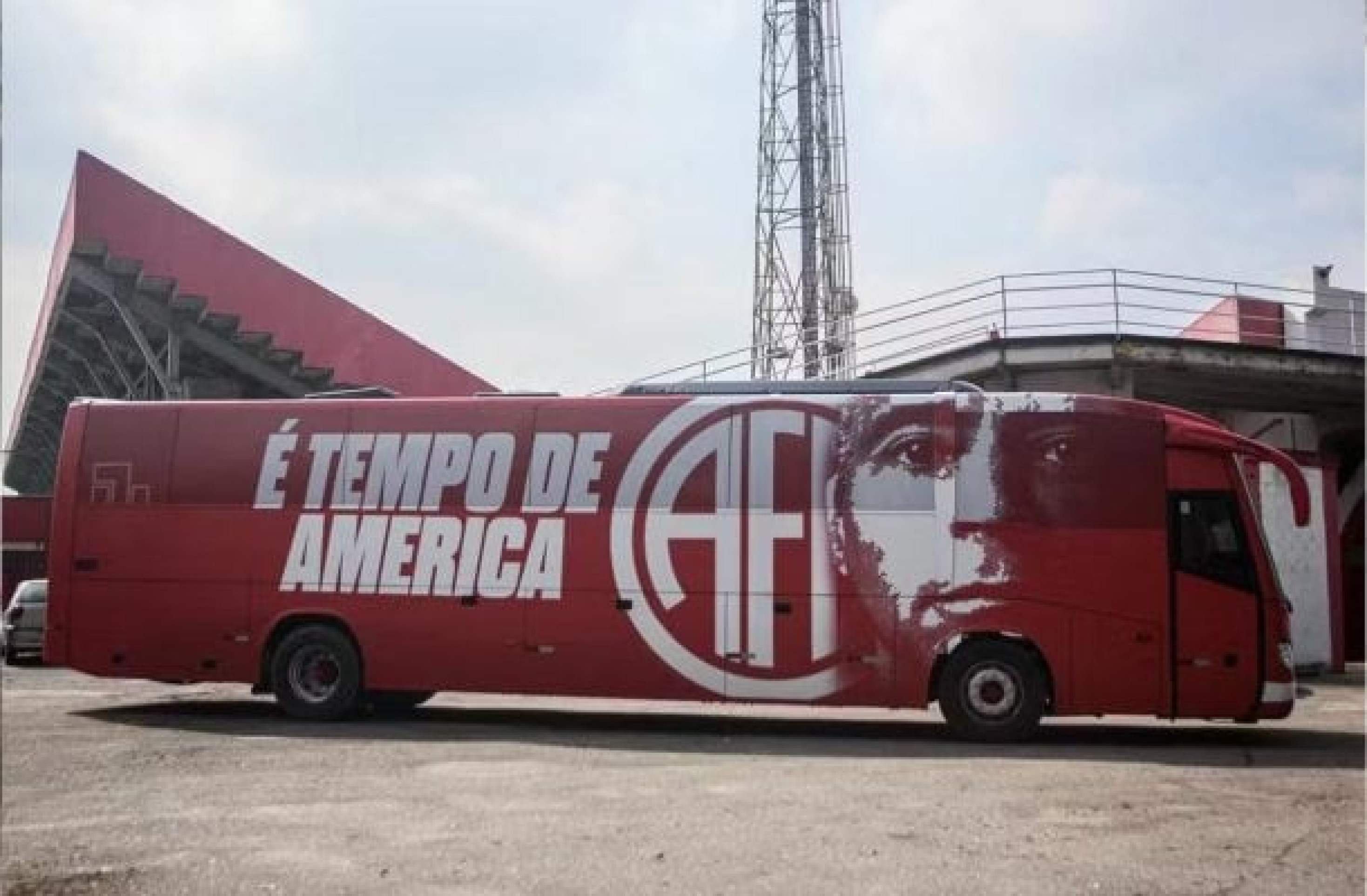 America-RJ lança ônibus com imagem de Romário, seu presidente America-RJ lança ônibus com imagem de Romário, seu presidente