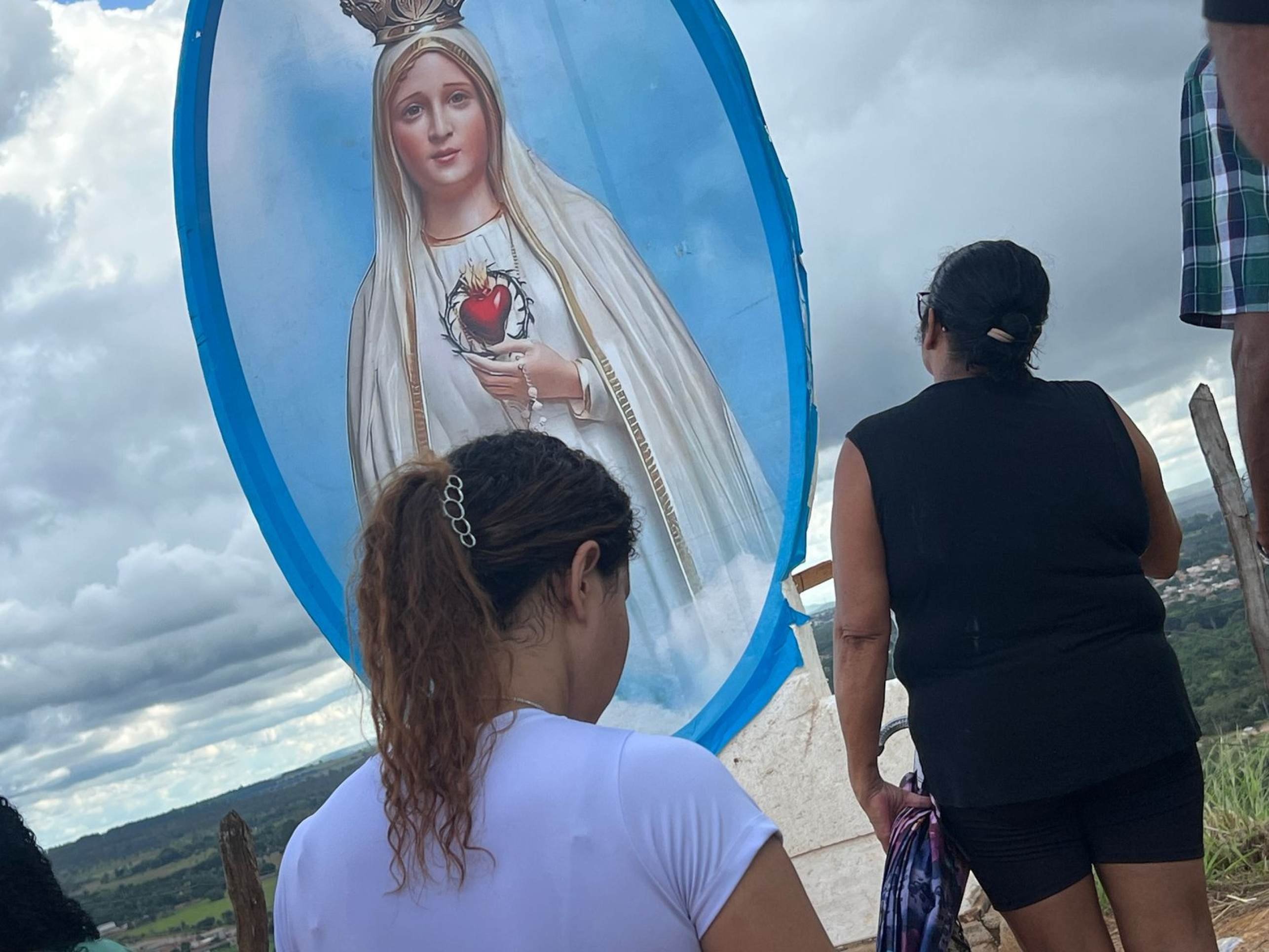 Fiéis sobem o Morro da Capelinha em PLanaltina, na Sexta-Feira Santa, Páscoa 2025