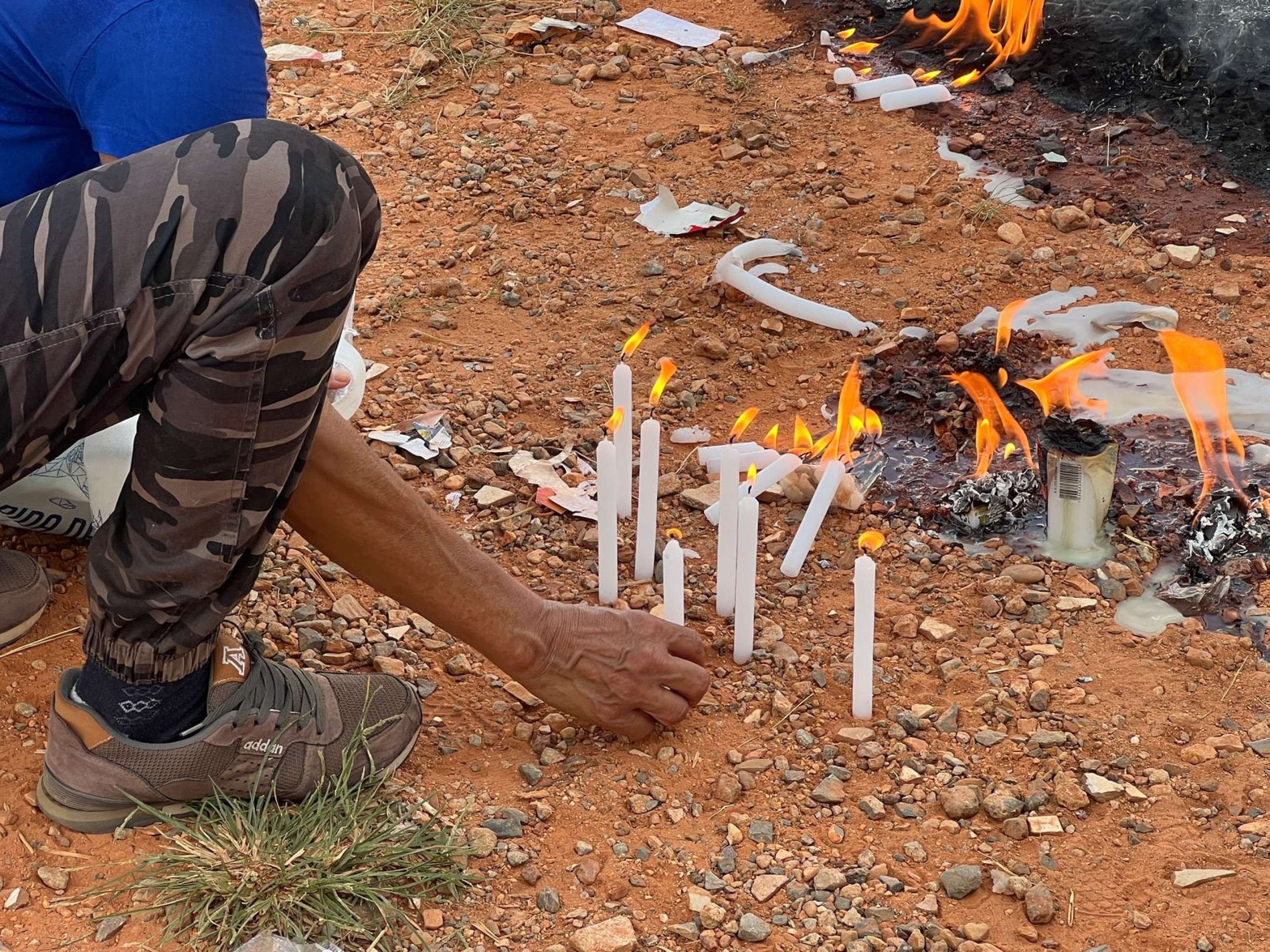 Fiéis sobem o Morro da Capelinha em PLanaltina, na Sexta-Feira Santa, Páscoa 2025