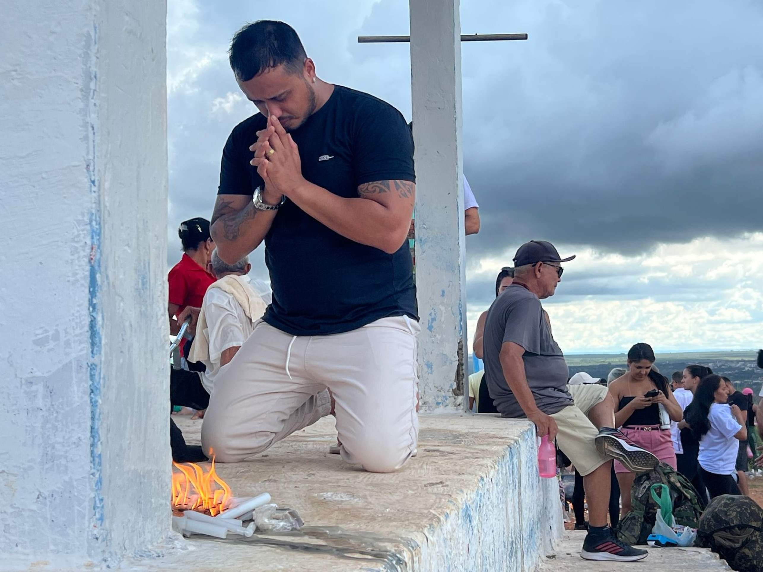 Fiéis sobem o Morro da Capelinha em PLanaltina, na Sexta-Feira Santa, Páscoa 2025