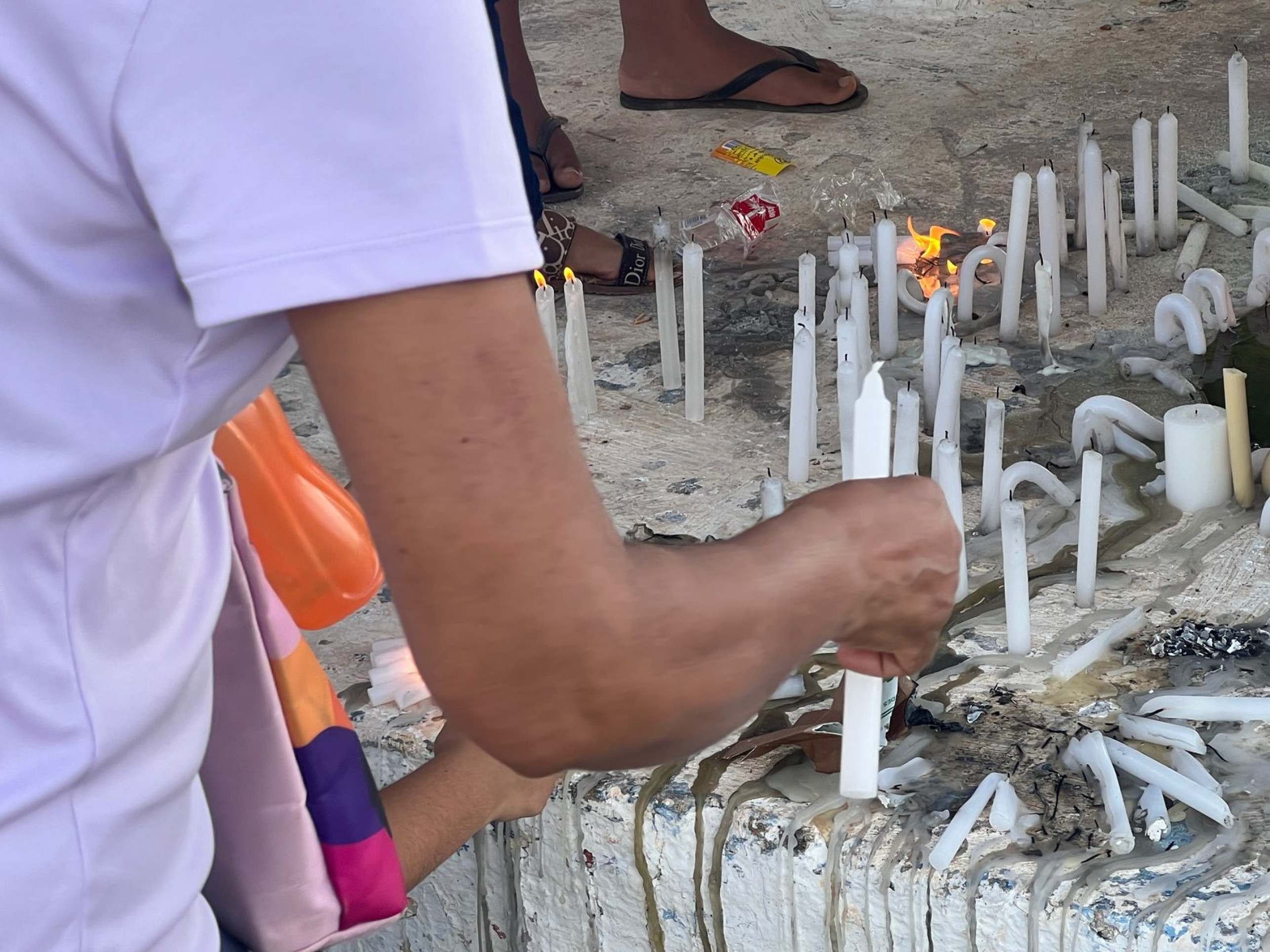 Fiéis sobem o Morro da Capelinha em PLanaltina, na Sexta-Feira Santa, Páscoa 2025