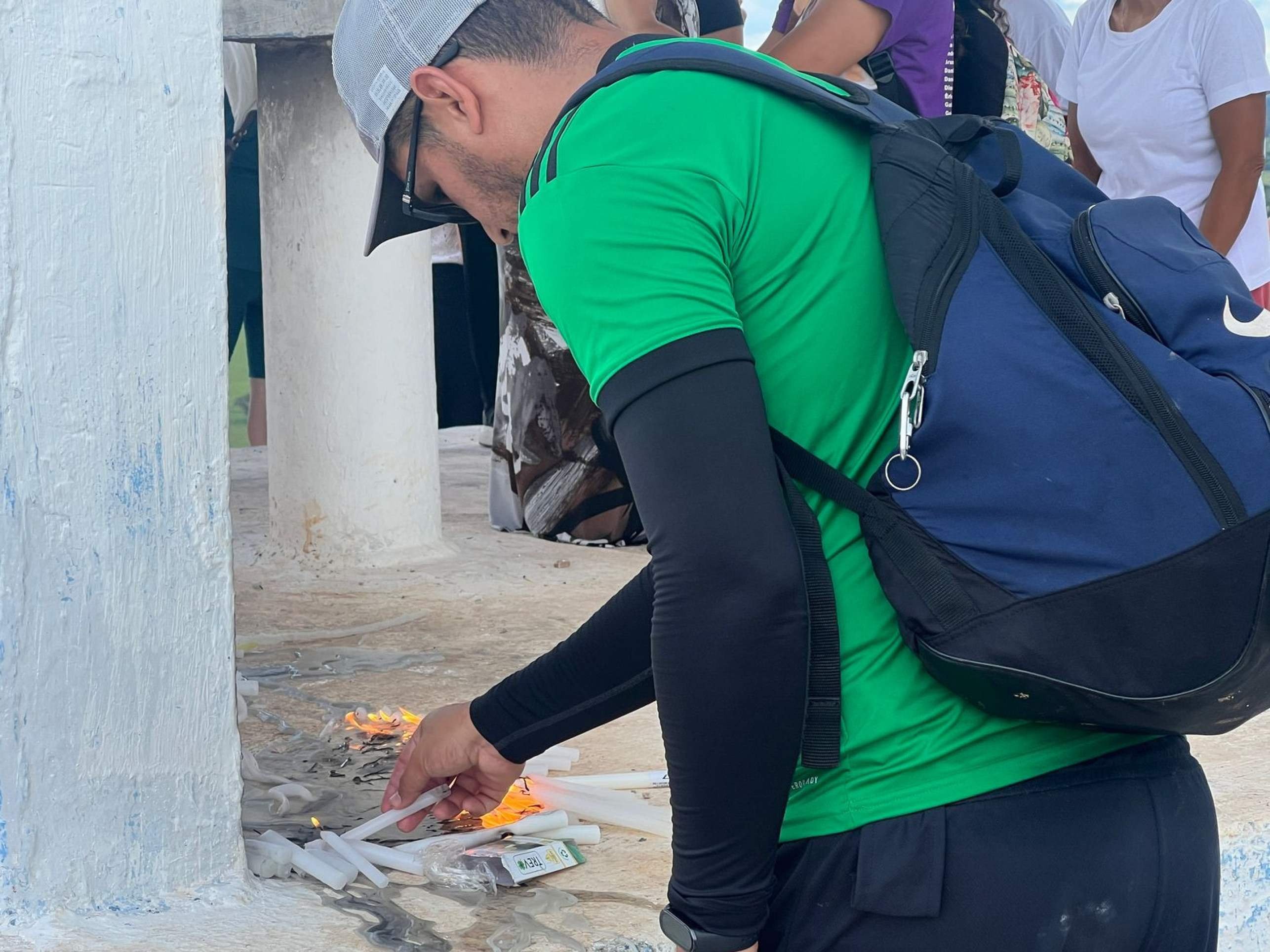 Fiéis sobem o Morro da Capelinha em PLanaltina, na Sexta-Feira Santa, Páscoa 2025