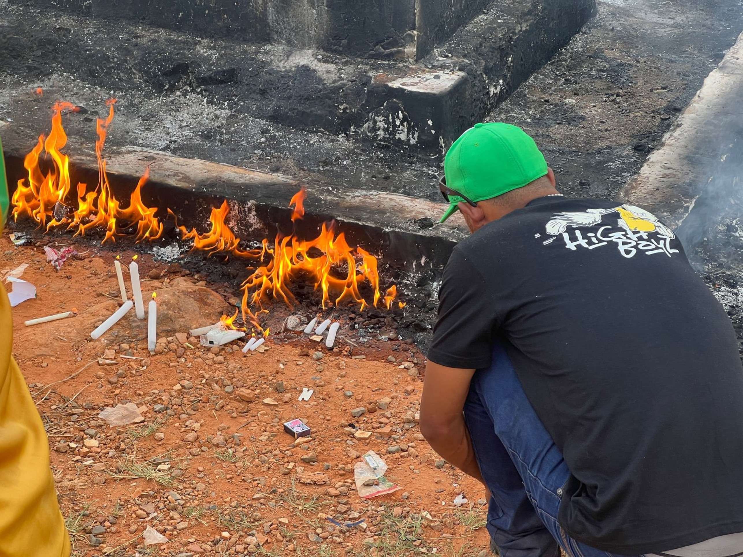 Fiéis sobem o Morro da Capelinha em PLanaltina, na Sexta-Feira Santa, Páscoa 2025