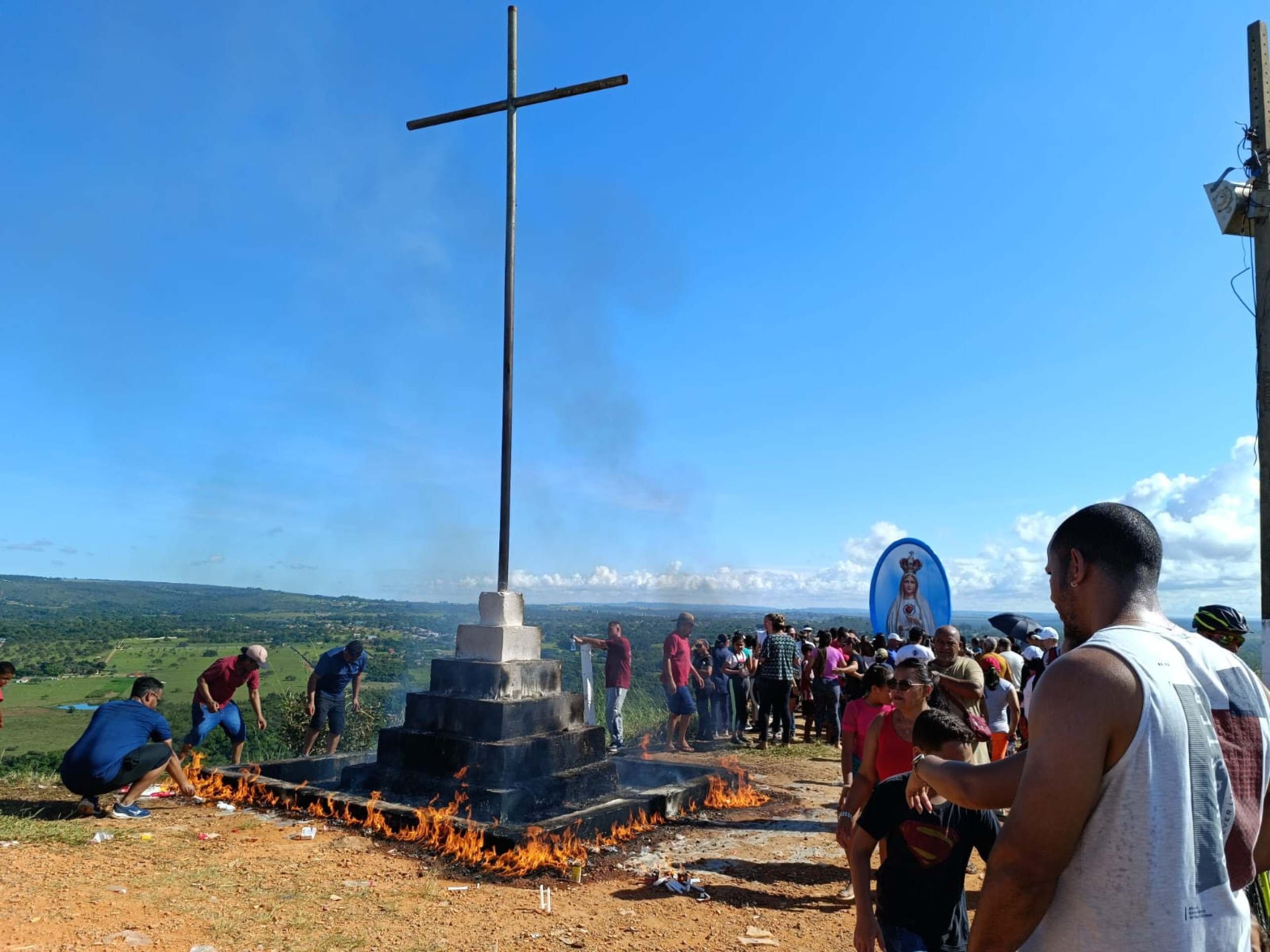 Fiéis sobem o Morro da Capelinha nesta Sexta-Feira Santa
