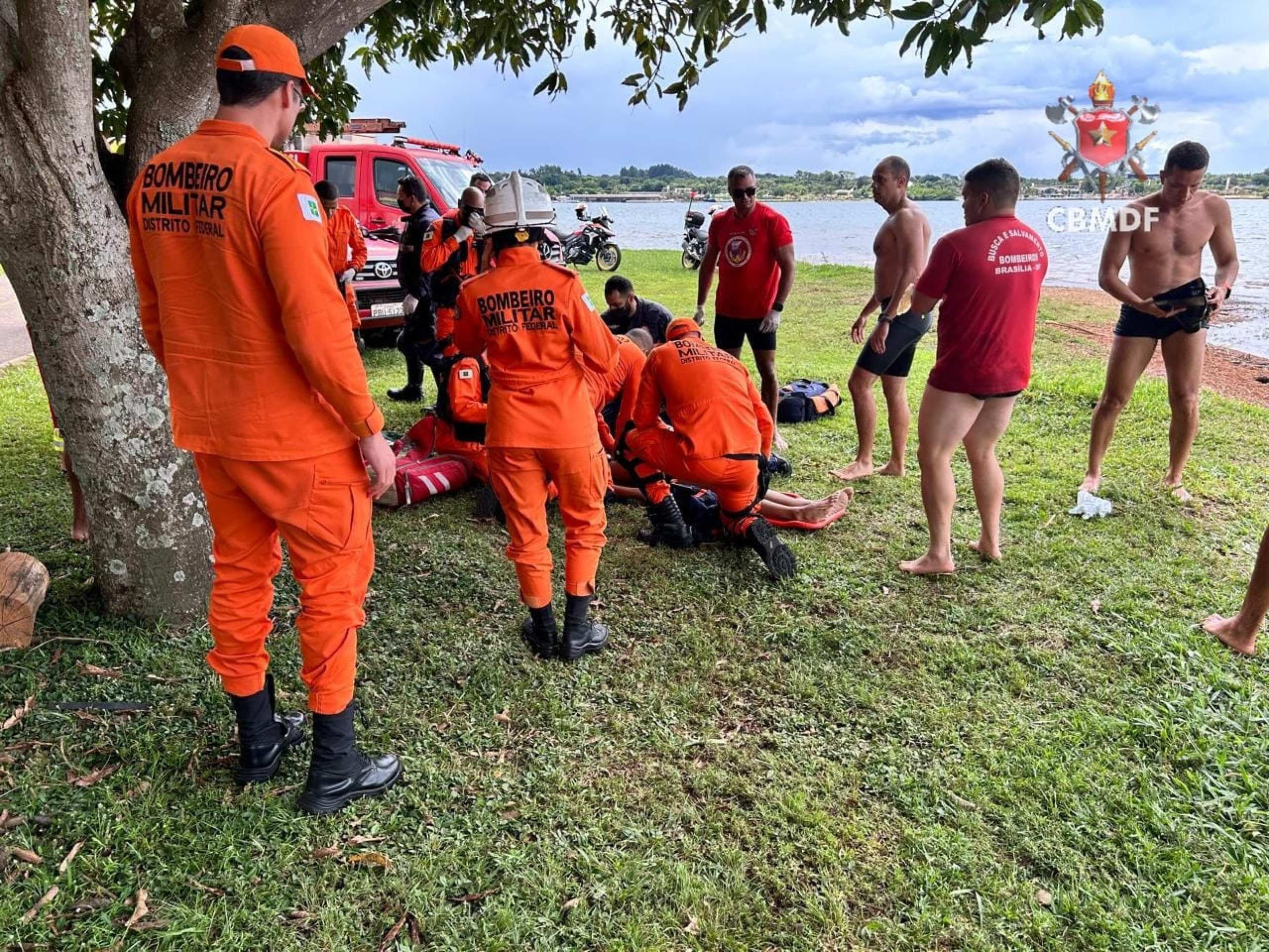 Jovem passa 40 minutos afogado no Lago Paranoá e é salvo por bombeiros