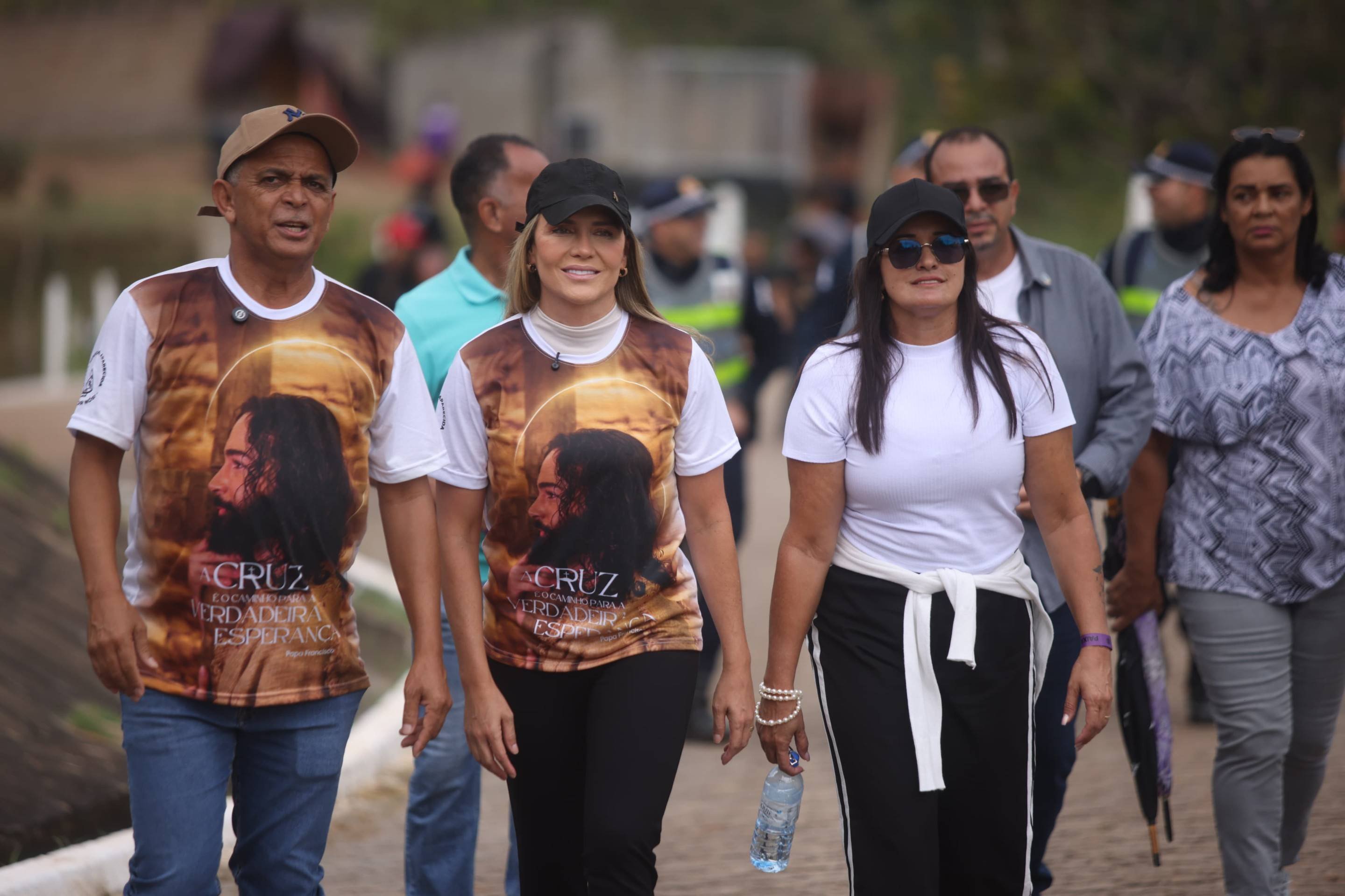 A governadora em exercício do DF, Celina Leão, esteve presente na Via Sacra de Planaltina