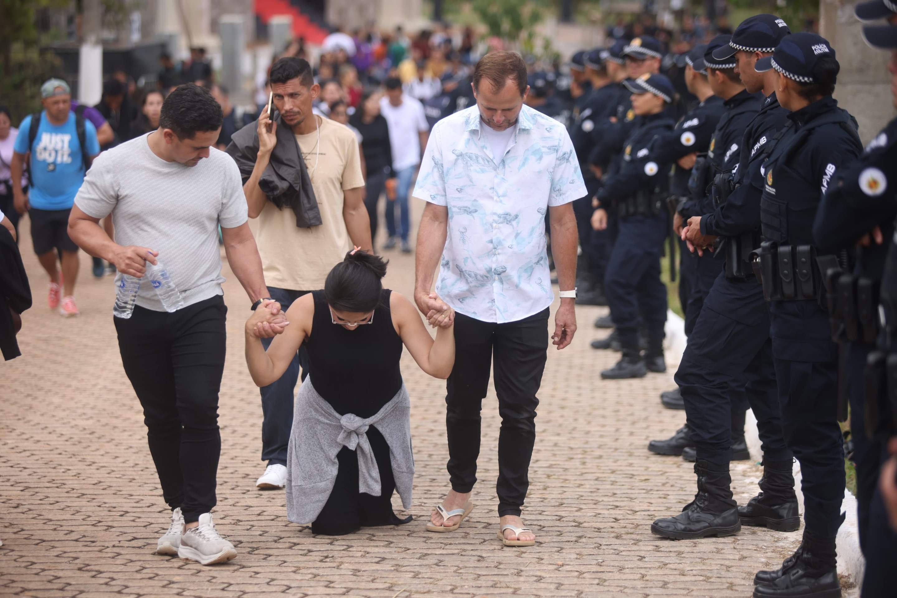 Pagadores de promessa estiveram presentes em peso no Morro da Capelinha nesta Sexta-Feira Santa