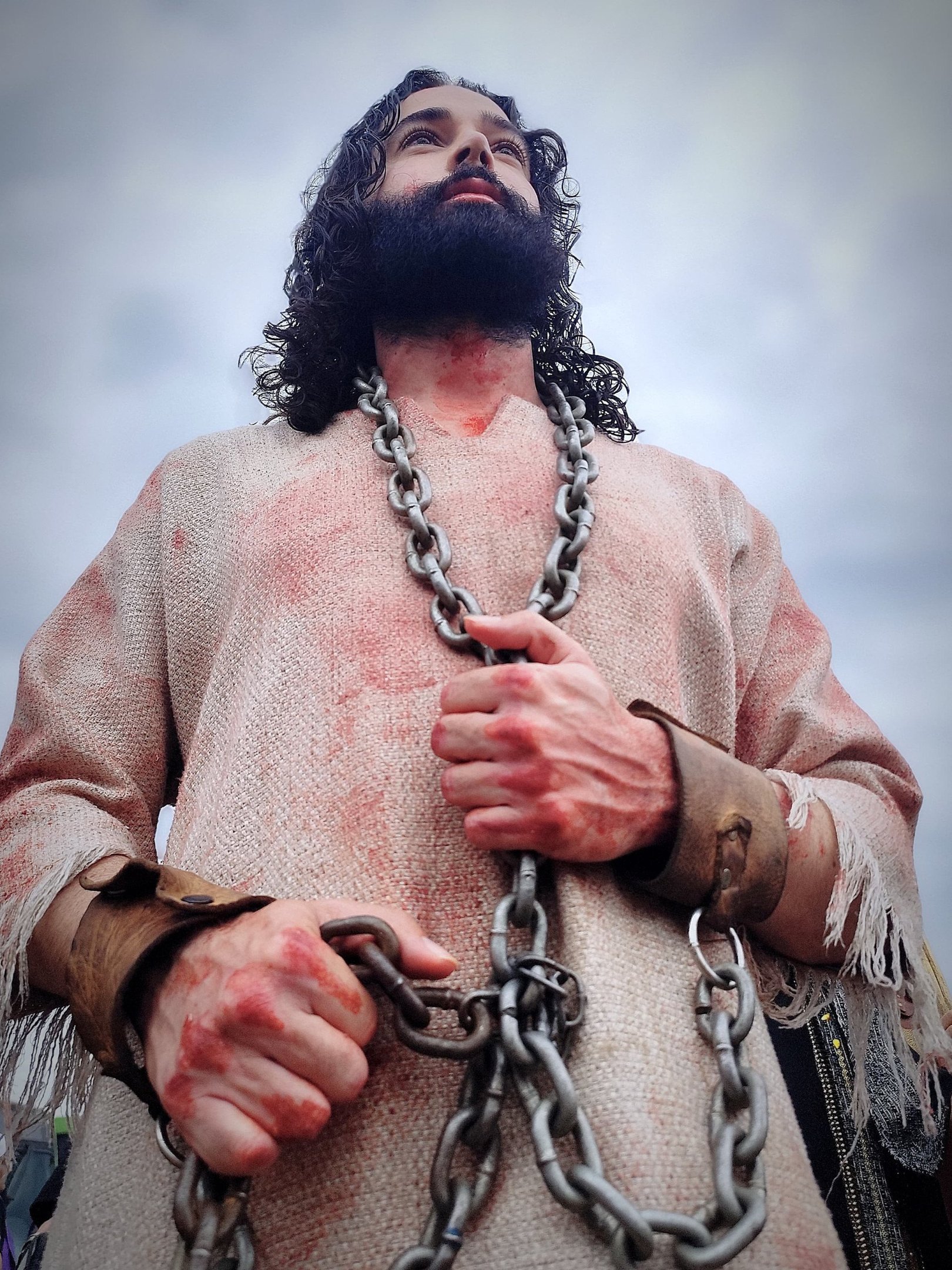 Rafael Gonçalves, ator que faz Jesus Cristo, se prepara para entrar em cena