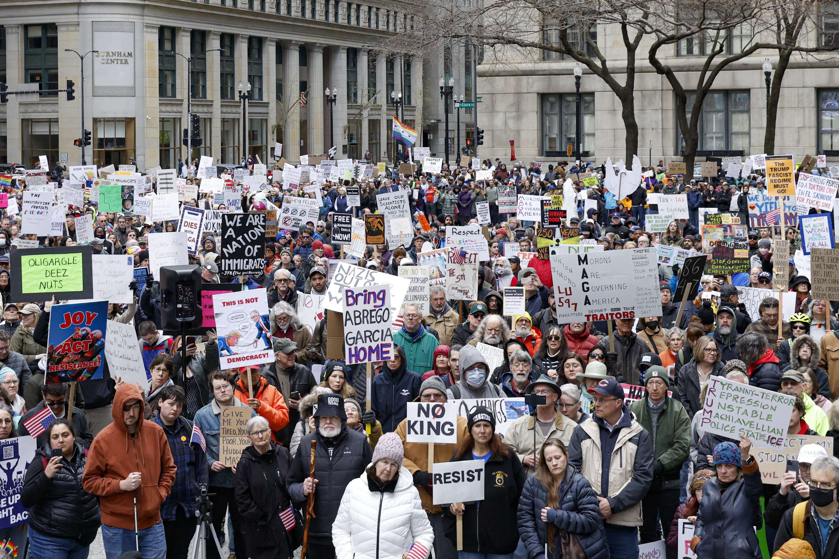 No centro de Chicago, reduto democrata, cartazes pedem resist&ecirc;ncia e comparam Trump a um "rei" 