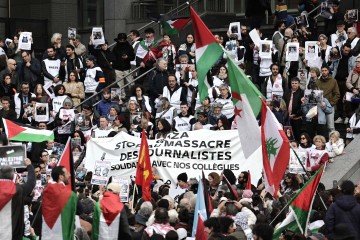 Manifestação em apoio à imprensa palestina, em Paris: "Gaza, detenha o massacre de jornalistas, solidariedade para com os nossos colegas" - (crédito: Stephane de Sakutin/AFP) Manifestação em apoio à imprensa palestina, em Paris: "Gaza, detenha o massacre de jornalistas, solidariedade para com os nossos colegas" - (crédito: Stephane de Sakutin/AFP)