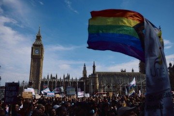 Manifestantes agitam bandeiras e seguram cartazes enquanto se reúnem na Praça do Parlamento, ao lado do Parlamento do Reino Unido, em apoio aos 'direitos trans' em Londres, em 19 de abril de 2025, em resposta à decisão da Suprema Corte sobre como definir o que é 'mulher'. A Suprema Corte britânica afirmou que a definição legal de 'mulher' se baseia no sexo de nascimento da pessoa, uma decisão histórica com implicações de longo alcance para o acirrado debate sobre os direitos trans. -  (crédito: BENJAMIN CREMEL / AFP)