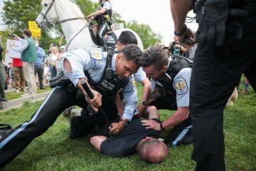 Manifestante &eacute; preso por supostamente agredir um simpatizante do presidente, em Washington