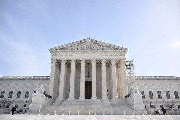 'O governo é instruído a não remover nenhum membro da suposta classe de detidos dos Estados Unidos até nova ordem deste tribunal', afirma a Suprema Corte dos EUA

 -  (crédito: Mandel NGAN/AFP)